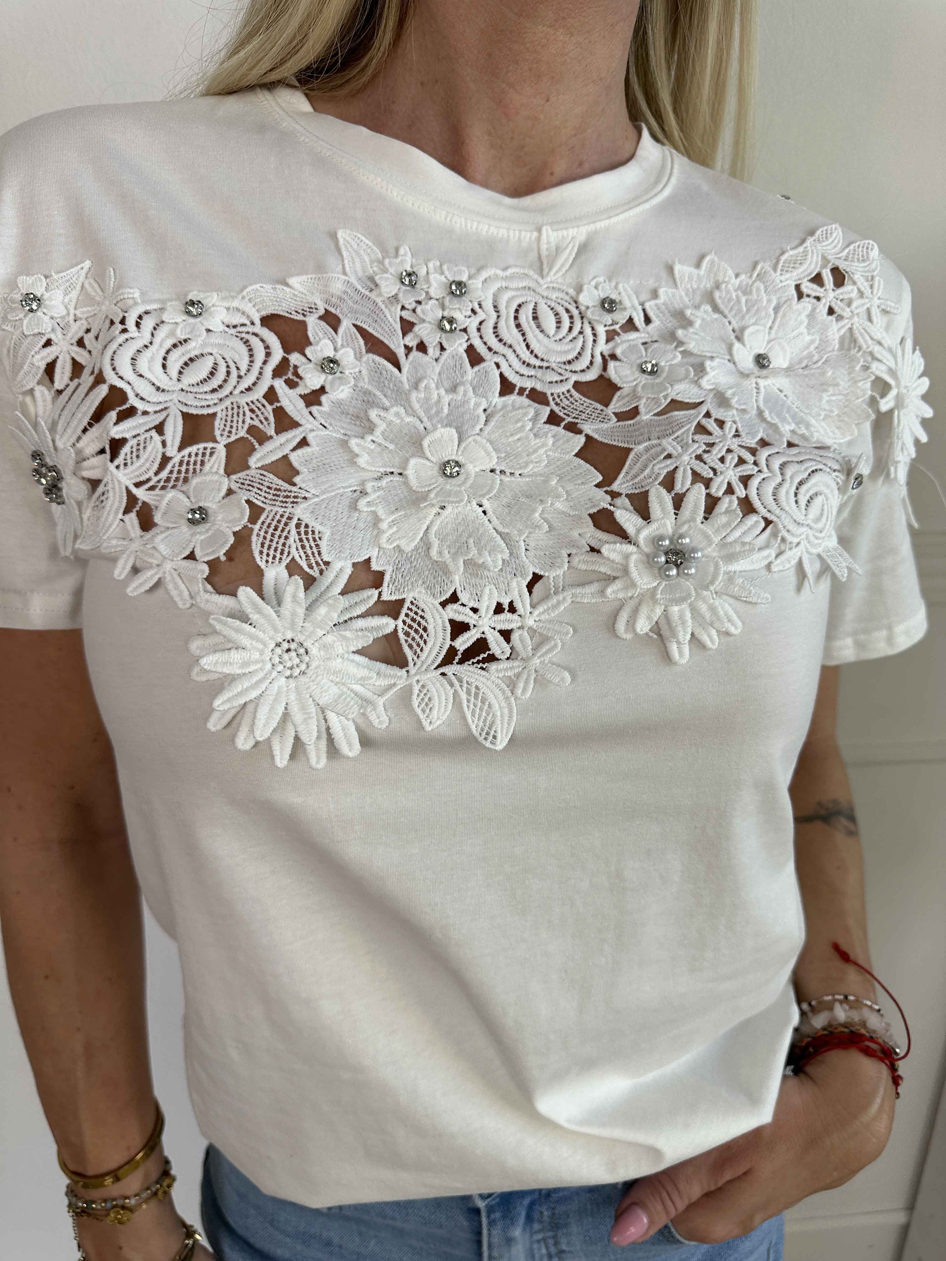 Selma - T-shirt i bomuld med broderet detaljer og similisten på brystet